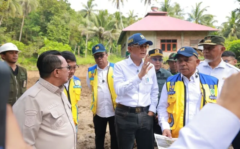 Menteri PU Dody Hanggodo meninjau daerah terdampak bencana di Nagari Taluk, Kecamatan Lintau Buo, Kabupaten Tanah Datar, Kamis (21/5/2026). (Foto: Kominfo Tanah Datar)