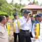 Menteri PU Dody Hanggodo meninjau daerah terdampak bencana di Nagari Taluk, Kecamatan Lintau Buo, Kabupaten Tanah Datar, Kamis (21/5/2026). (Foto: Kominfo Tanah Datar)