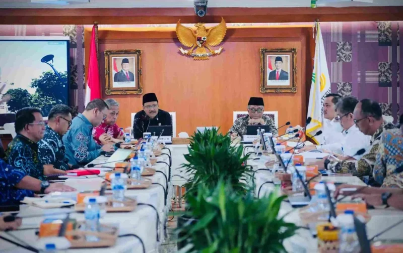 Menteri Sosial Saifullah Yusuf (Gus Ipul) melakukan rapat koordinasi dengan Menteri PU Dody Hanggodo di kantor Kemensos, Jakarta, Selasa (26/5/2026). (Foto: Kemensos)