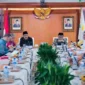 Menteri Sosial Saifullah Yusuf (Gus Ipul) melakukan rapat koordinasi dengan Menteri PU Dody Hanggodo di kantor Kemensos, Jakarta, Selasa (26/5/2026). (Foto: Kemensos)