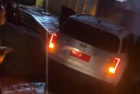Kondisi mobil dinas Wagub Sumbar, Vasko Ruseimy setelah mengalami kecelakaan saat perjalanan dinas dari Solok Selatan menuju Padang. (Foto: Tangkapan layar Instagram @vasco_ruseimy)