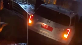 Kondisi mobil dinas Wagub Sumbar, Vasko Ruseimy setelah mengalami kecelakaan saat perjalanan dinas dari Solok Selatan menuju Padang. (Foto: Tangkapan layar Instagram @vasco_ruseimy)