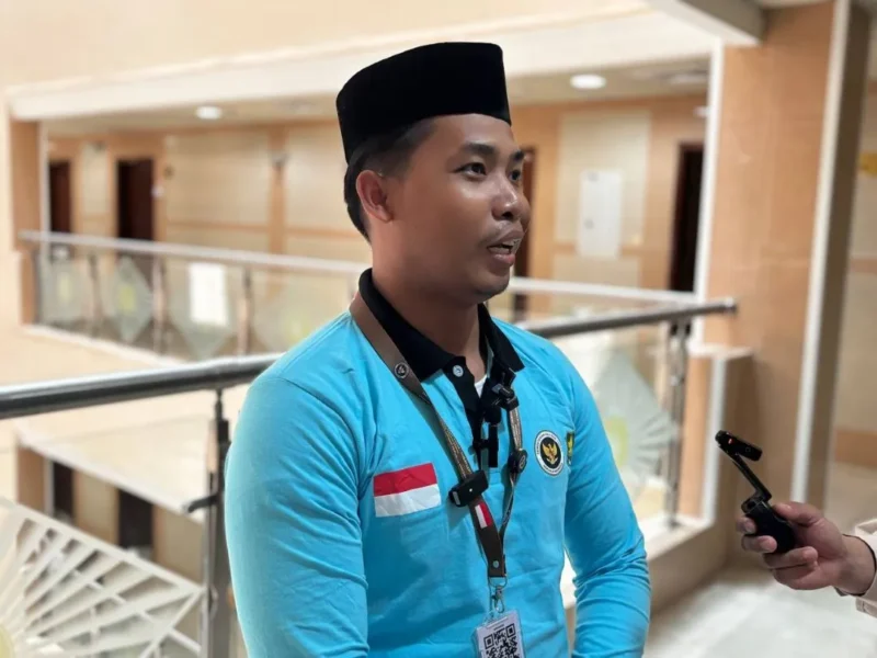 Moh Kamil berbagi cerita kepada tim Media Center Haji (MCH). (Foto: Kemenhaj)