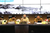 Wali Kota Padang, Fadly Amran bersama Wakil Wali Kota Padang, Maigus Nasir memimpin monthly meeting di Ruang Abu Bakar Ja’ar, Balai Kota Padang, Aie Pacah, Senin (18/5/2026). (Foto: Pemko Padang)