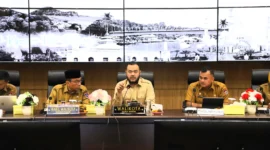 Wali Kota Padang, Fadly Amran bersama Wakil Wali Kota Padang, Maigus Nasir memimpin monthly meeting di Ruang Abu Bakar Ja’ar, Balai Kota Padang, Aie Pacah, Senin (18/5/2026). (Foto: Pemko Padang)