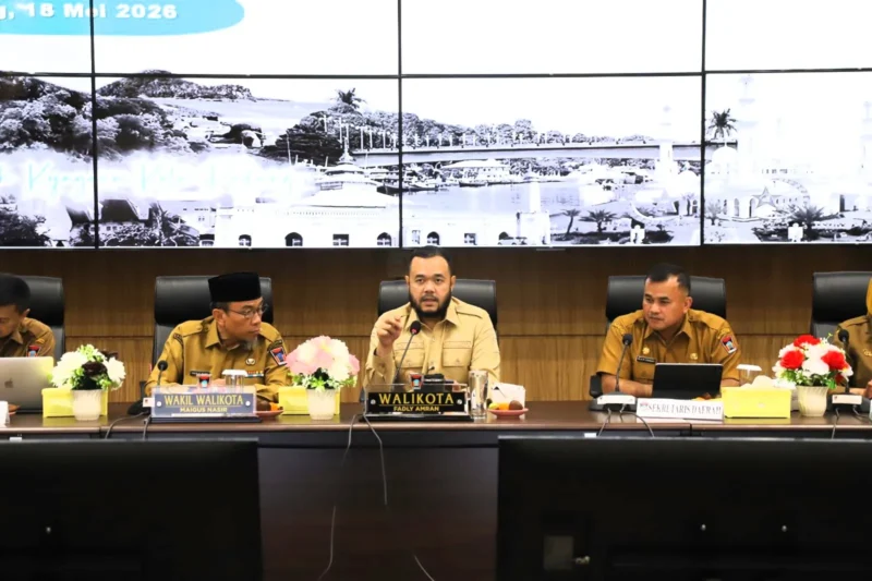 Wali Kota Padang, Fadly Amran bersama Wakil Wali Kota Padang, Maigus Nasir memimpin monthly meeting di Ruang Abu Bakar Ja’ar, Balai Kota Padang, Aie Pacah, Senin (18/5/2026). (Foto: Pemko Padang)
