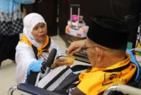 Nini Mushani (62) saat proses boarding di aula embarkasi, Sabtu (2/4/2026). (Foto: Humas Kemenhaj Sumbar)