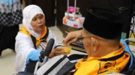 Nini Mushani (62) saat proses boarding di aula embarkasi, Sabtu (2/4/2026). (Foto: Humas Kemenhaj Sumbar)