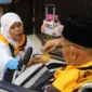 Nini Mushani (62) saat proses boarding di aula embarkasi, Sabtu (2/4/2026). (Foto: Humas Kemenhaj Sumbar)