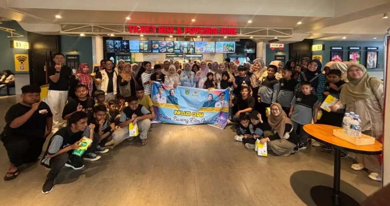 Puluhan anak disabilitas asal Kota Padang Panjang mengikuti kegiatan nobar film Semua Akan Baik-Baik Saja di CGV Padang. (Foto: Kominfo Padang Panjang)