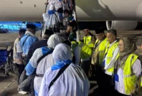 Kepala Ombudsman RI Perwakilan Sumatera Barat, Adel Wahidi, meninjau langsung kualitas layanan jemaah haji Embarkasi Padang saat pelepasan Kloter 10 di BIM, Senin (4/5/2026) malam. (Foto: Humas Kemenhaj Sumbar)