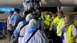 Kepala Ombudsman RI Perwakilan Sumatera Barat, Adel Wahidi, meninjau langsung kualitas layanan jemaah haji Embarkasi Padang saat pelepasan Kloter 10 di BIM, Senin (4/5/2026) malam. (Foto: Humas Kemenhaj Sumbar)