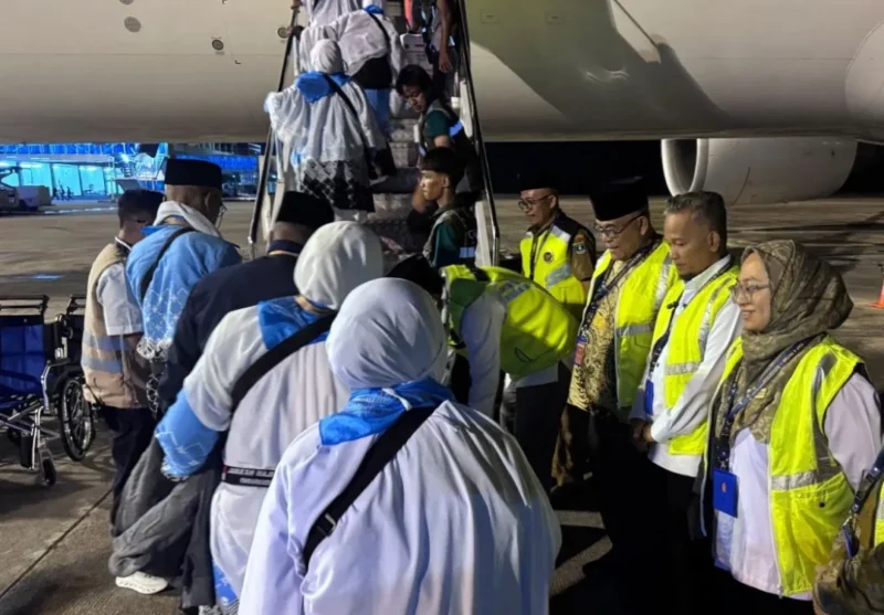 Kepala Ombudsman RI Perwakilan Sumatera Barat, Adel Wahidi, meninjau langsung kualitas layanan jemaah haji Embarkasi Padang saat pelepasan Kloter 10 di BIM, Senin (4/5/2026) malam. (Foto: Humas Kemenhaj Sumbar)