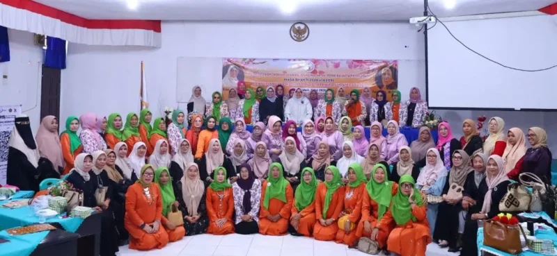 Ketua GOW Payakumbuh, Ny. Yeni Elzadaswarman saat pelantikan Pengurus DPC PERWIRA Payakumbuh di aula pertemuan kantor Kemenag setempat, Sabtu (9/5/2026). (Foto: MC Payakumbuh)