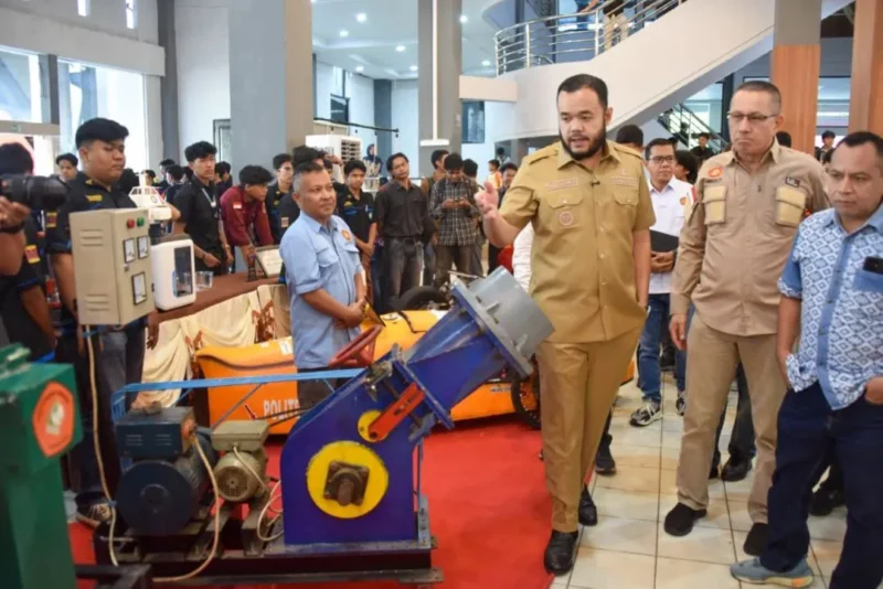 Wali Kota Padang Fadly Amran meninjau kegiatan PNP Youth Innovators Fest 2026 di Gedung Bagindo Aziz Chan Youth Center, Selasa (5/5/2026). (Foto: Prokopim Padang)