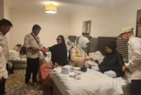 Petugas Penyelenggara Ibadah Haji (PPIH) Kloter PDG 12 Embarkasi Padang melaksanakan visitasi kesehatan jemaah haji di Al Hidayah Towers Hotel, Makkah, Selasa (12/5/2026). (Foto: Humas Kemenhaj Sumbar)