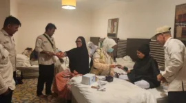 Petugas Penyelenggara Ibadah Haji (PPIH) Kloter PDG 12 Embarkasi Padang melaksanakan visitasi kesehatan jemaah haji di Al Hidayah Towers Hotel, Makkah, Selasa (12/5/2026). (Foto: Humas Kemenhaj Sumbar)