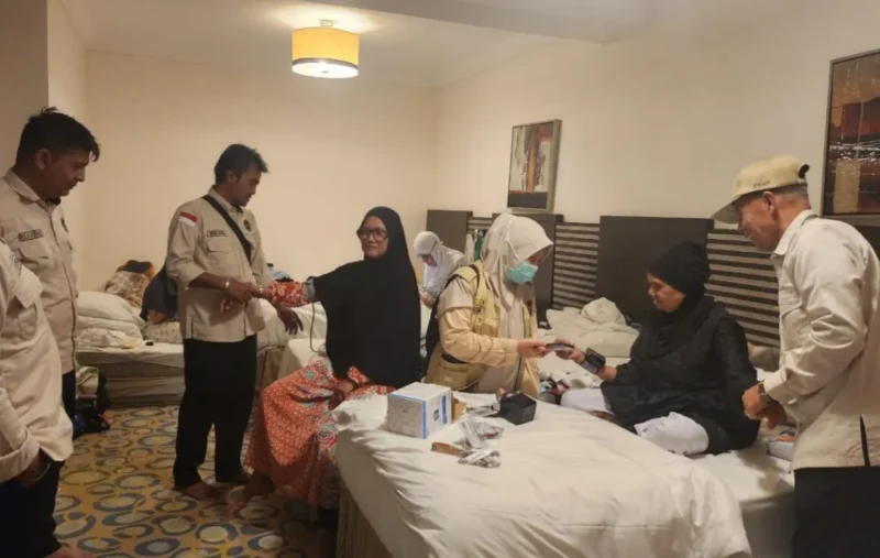 Petugas Penyelenggara Ibadah Haji (PPIH) Kloter PDG 12 Embarkasi Padang melaksanakan visitasi kesehatan jemaah haji di Al Hidayah Towers Hotel, Makkah, Selasa (12/5/2026). (Foto: Humas Kemenhaj Sumbar)