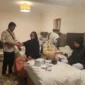 Petugas Penyelenggara Ibadah Haji (PPIH) Kloter PDG 12 Embarkasi Padang melaksanakan visitasi kesehatan jemaah haji di Al Hidayah Towers Hotel, Makkah, Selasa (12/5/2026). (Foto: Humas Kemenhaj Sumbar)