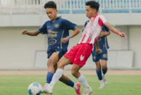 Pemain PSP Padang berduel dengan pemain Mataram Utama FC pada laga perdana Putaran Nasional Liga 4 Piala Presiden 2026 Grup H di Stadion Mandala Krida, Sabtu (30/5/2026). (Foto: PSP Padang)