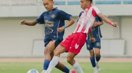 Pemain PSP Padang berduel dengan pemain Mataram Utama FC pada laga perdana Putaran Nasional Liga 4 Piala Presiden 2026 Grup H di Stadion Mandala Krida, Sabtu (30/5/2026). (Foto: PSP Padang)