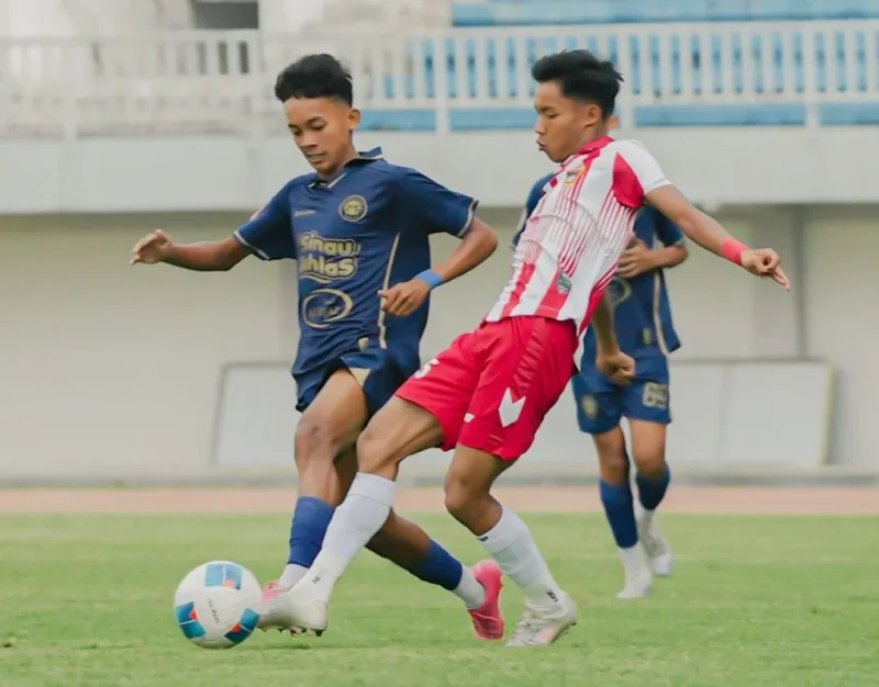 Pemain PSP Padang berduel dengan pemain Mataram Utama FC pada laga perdana Putaran Nasional Liga 4 Piala Presiden 2026 Grup H di Stadion Mandala Krida, Sabtu (30/5/2026). (Foto: PSP Padang)