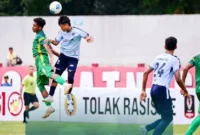 Pemain PSPP Padang Panjang beduel dengan pemain Wahana FC. (Foto: Kominfo Padang Panjang)