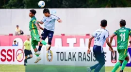 Pemain PSPP Padang Panjang beduel dengan pemain Wahana FC. (Foto: Kominfo Padang Panjang)