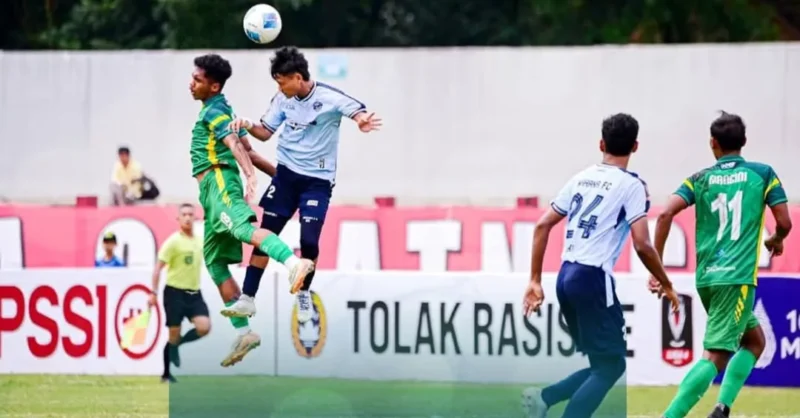 Pemain PSPP Padang Panjang beduel dengan pemain Wahana FC. (Foto: Kominfo Padang Panjang)