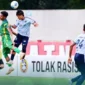 Pemain PSPP Padang Panjang beduel dengan pemain Wahana FC. (Foto: Kominfo Padang Panjang)