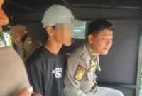 Personil Satpol PP Padang mengamankan seorang pemuda yang beraktivitas sebagai pak ogah di kawasan Simpang UNP depan Batalyon, Selasa (19/5/2026). (Foto: Humas Satpol PP Padang)