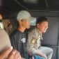 Personil Satpol PP Padang mengamankan seorang pemuda yang beraktivitas sebagai pak ogah di kawasan Simpang UNP depan Batalyon, Selasa (19/5/2026). (Foto: Humas Satpol PP Padang)