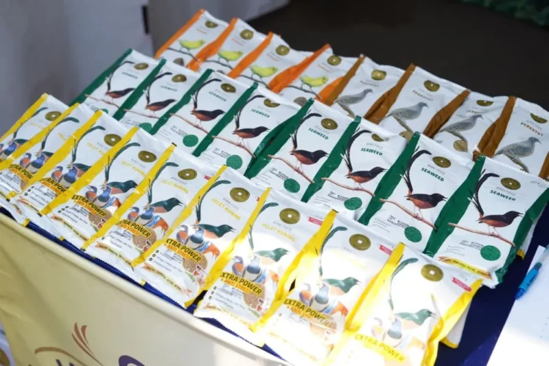 Produsen pakan burung ikut meramaikan Lomba Burung Berkicau dan Festival UMKM di lapangan parkir Kemendag. (Foto: Kemendag)