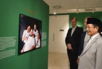Menag Nasaruddin Umar meninjau pameran foto “Labbayk: Here I Am”. (Foto: Rahadian Bagaskara/Kemenag)