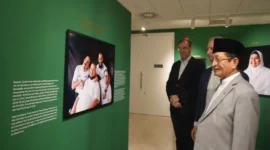 Menag Nasaruddin Umar meninjau pameran foto “Labbayk: Here I Am”. (Foto: Rahadian Bagaskara/Kemenag)