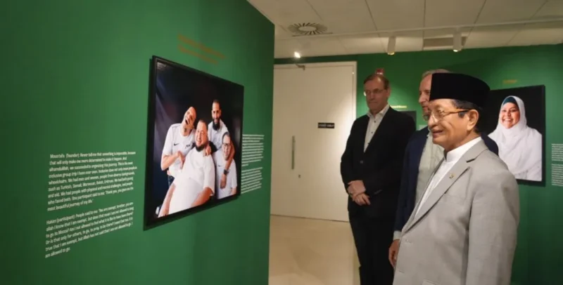 Menag Nasaruddin Umar meninjau pameran foto “Labbayk: Here I Am”. (Foto: Rahadian Bagaskara/Kemenag)