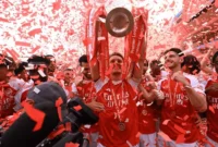 Para pemain Arsenal berpesta dengan trofi juara Liga Inggris. (Foto: Arsenal)