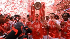 Para pemain Arsenal berpesta dengan trofi juara Liga Inggris. (Foto: Arsenal)