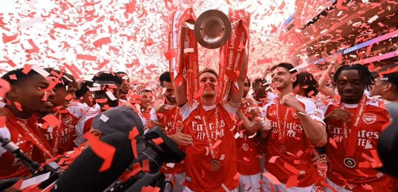 Para pemain Arsenal berpesta dengan trofi juara Liga Inggris. (Foto: Arsenal)