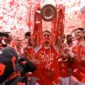 Para pemain Arsenal berpesta dengan trofi juara Liga Inggris. (Foto: Arsenal)