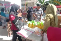 Sejumlah warga berbelanja di pasar murah yang digelar Pemko Padang. (Foto: Diskominfo Padang)