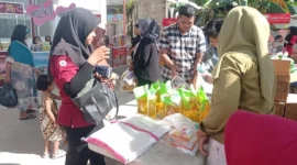 Sejumlah warga berbelanja di pasar murah yang digelar Pemko Padang. (Foto: Diskominfo Padang)
