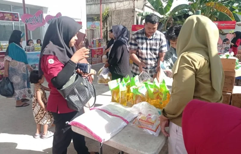 Sejumlah warga berbelanja di pasar murah yang digelar Pemko Padang. (Foto: Diskominfo Padang)