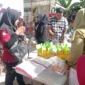 Sejumlah warga berbelanja di pasar murah yang digelar Pemko Padang. (Foto: Diskominfo Padang)
