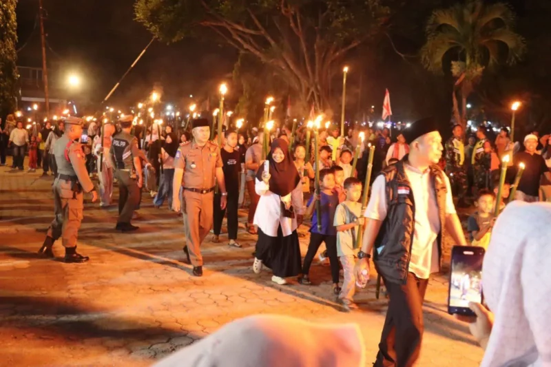 Suasana Pawai Obor Takbir Keliling dalam rangka menyambut Hari Raya Idul Adha 1447 H/2026 M di Pasbar, Selasa (26/5) malam. (Foto: Diskominfo Pasbar)