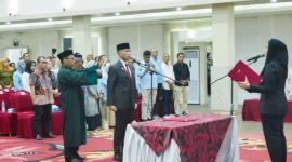 Bupati Annisa Dharmasraya Suci Ramadhani melantik Medison, S.Sos, M.Si sebagai Sekda di Auditorium Dharmaraya, Pulau Punjung, Kamis (7/5/2026). (Foto: Diskominfo Dharmasraya)
