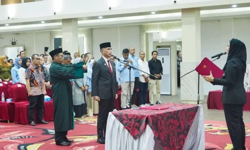 Bupati Annisa Dharmasraya Suci Ramadhani melantik Medison, S.Sos, M.Si sebagai Sekda di Auditorium Dharmaraya, Pulau Punjung, Kamis (7/5/2026). (Foto: Diskominfo Dharmasraya)