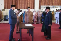 Wali Kota Padang, Fadly Amran melantik Raju Minropa sebagai Sekda Padang bersama para pejabat lainnya di Aula Bagindo Aziz Chan, Balai Kota Padang Aie Pacah, Senin (4/5/2026). (Foto: Prokopim Padang)