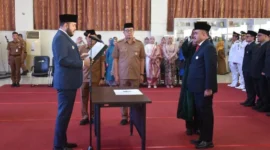 Wali Kota Padang, Fadly Amran melantik Raju Minropa sebagai Sekda Padang bersama para pejabat lainnya di Aula Bagindo Aziz Chan, Balai Kota Padang Aie Pacah, Senin (4/5/2026). (Foto: Prokopim Padang)