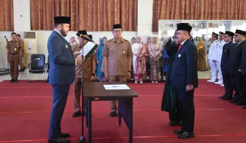 Wali Kota Padang, Fadly Amran melantik Raju Minropa sebagai Sekda Padang bersama para pejabat lainnya di Aula Bagindo Aziz Chan, Balai Kota Padang Aie Pacah, Senin (4/5/2026). (Foto: Prokopim Padang)